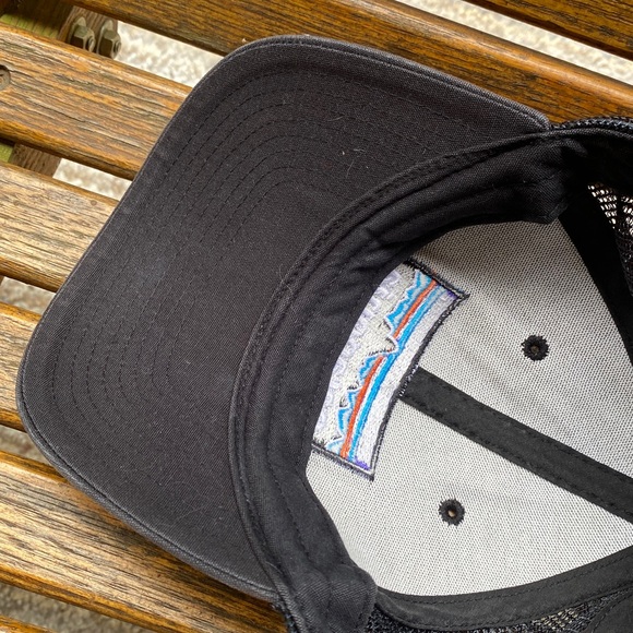 Patagonia faded Black SnapBack Hat 6 panel mesh back cap - Picture 5 of 15